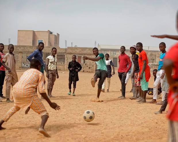 niger kids play ball